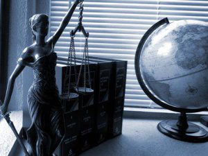 Read more about the article Który prawnik będzie lepszy – adwokat, czy radca prawny?