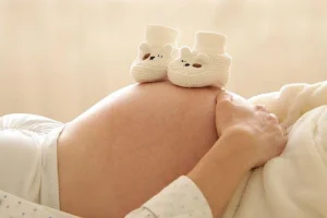 Read more about the article Mycie okien w ciąży – tak czy nie?