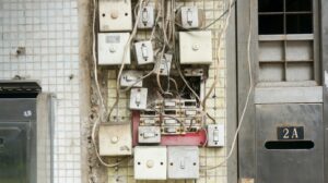 Read more about the article Jaki wyłącznik różnicowoprądowy wybrać do instalacji elektrycznej?