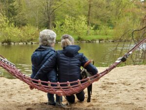 Read more about the article Opiekunka i opiekun osób starszych – czy ten zawód się opłaca?