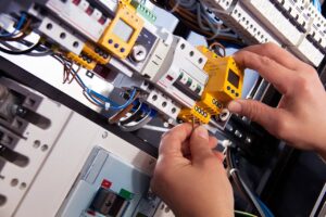 Read more about the article Na co warto zwracać uwagę wybierając sprzęt dla elektryków?