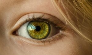 Read more about the article Jak spłycić zmarszczki wokół oczu? Poznaj najpopularniejsze metody