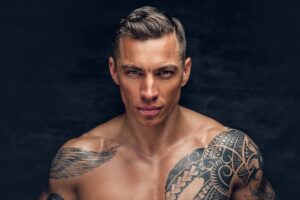 Read more about the article Tatuaże na klatce piersiowej u mężczyzny – co warto wiedzieć przed zdecydowaniem się na tatuaż na tej części ciała
