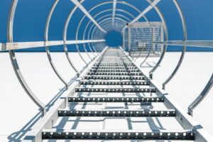 Read more about the article Jaką role pełnią drabiny ewakuacyjne?