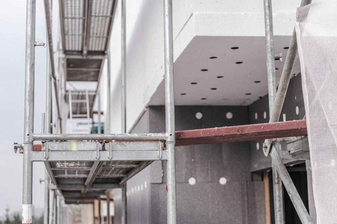 Read more about the article Techniki zabezpieczenia pracowników na rusztowaniach – co warto wiedzieć?