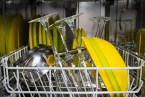 Read more about the article Przewodnik po zmywarkach do zabudowy 45cm