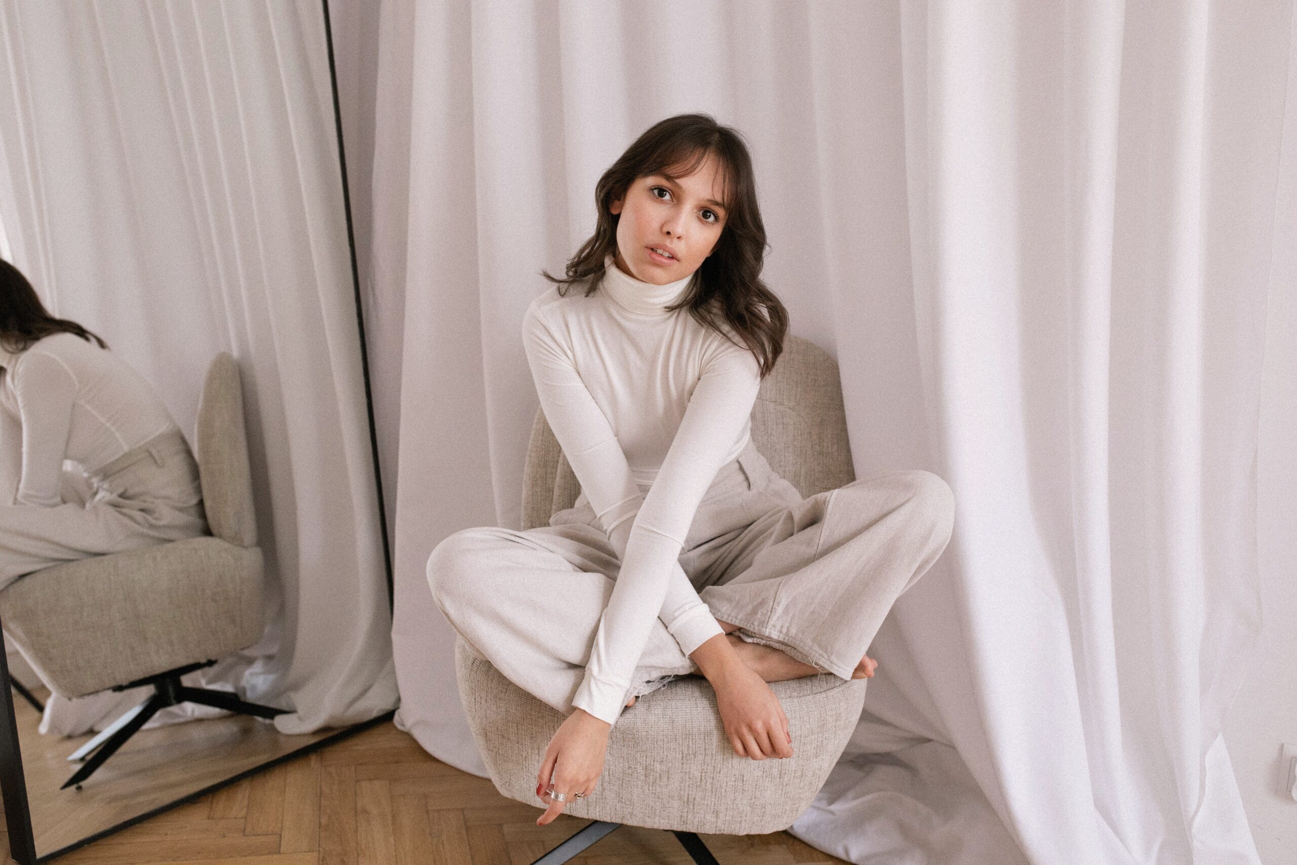 Read more about the article „Sweater Weather”, czyli czemu warto wybierać swetry basic wysokiej jakości