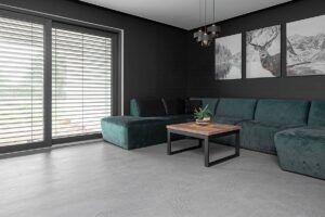 Read more about the article Mikrocement na podłodze – Efekt betonu w mieszkaniu
