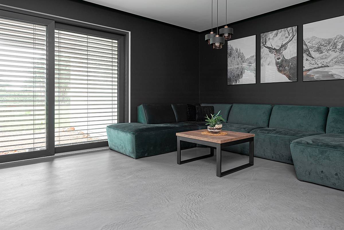 Read more about the article Mikrocement na podłodze – Efekt betonu w mieszkaniu