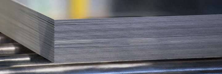 Blacha nierdzewna: alternatywy dla stali nierdzewnej – porównanie właściwości i kosztów