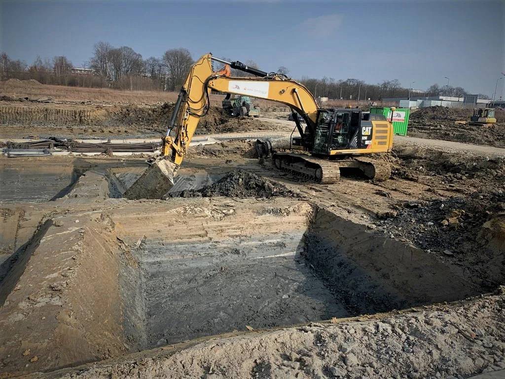 Roboty ziemne wiosną – kiedy można wjechać na działkę po zimie i nie zniszczyć gruntu?